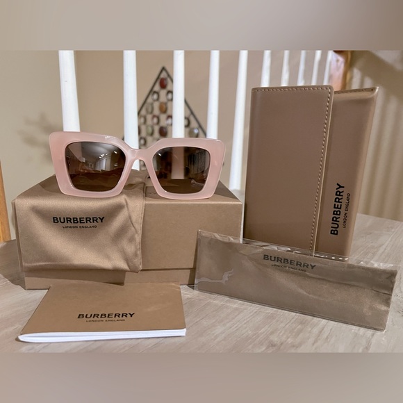 NIB Burberry Sunglasses for Women - Picture 1 of 10